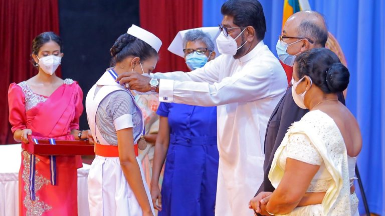 නයිටිංගේල් ප්‍රතිඥාව දුන් හෙද හෙදියන් 153 දෙනෙක් අගමැතිගේ ප්‍රධානත්වයෙන් සේවයට කැපවෙති!