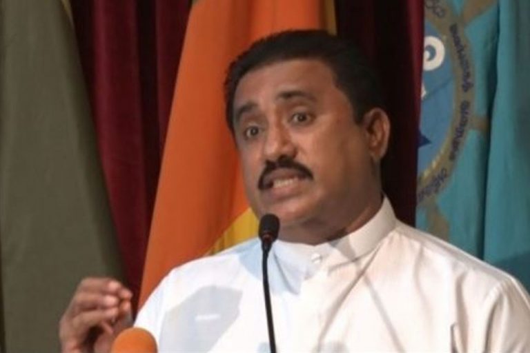 අපේ අඩුපාඩු හොයන්නෙ උදේ නැගිට්ටම ඇඳේ රෙද්දවත් හදන්නෙ නැති අය – රෝහිත