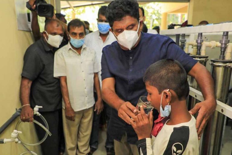 නැදිගම්විල පවුල් 700කට විපක්ෂ නායක සජිත්ගෙන් පානීය ජලය (PHOTOS)