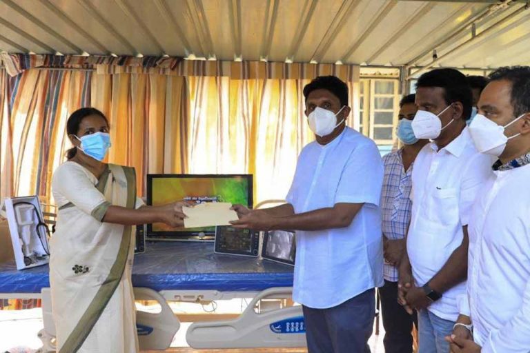 නිදහස් දිනයේදී සජිත්ගෙන් අකරගම රෝහලට ලක්ෂ 16ක උපකරණ පරිත්‍යාගයක්