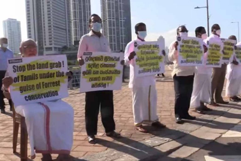 දෙමළ පක්ෂවල මන්ත්‍රීවරුන් පිරිසක් ජනාධිපති කාර්යාලය ඉදිරිපිට විරෝධතාවක