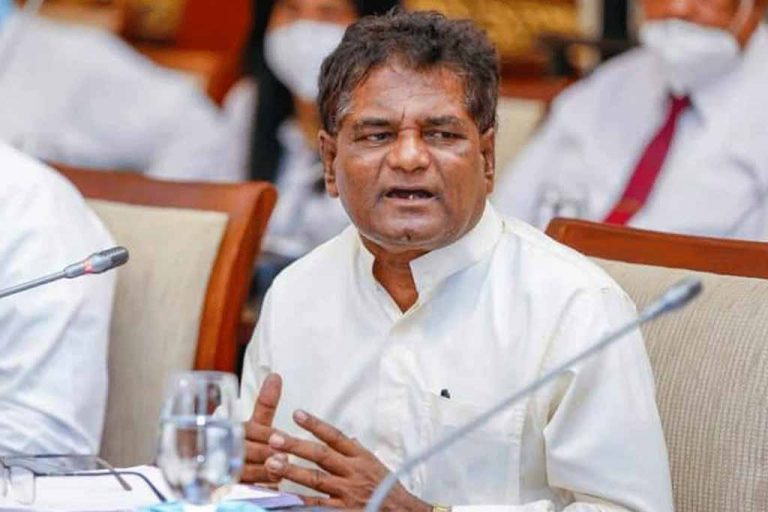 උදේ ඉඳන් රෑ වෙනකල් ප්‍රශ්න. හැම එකාම අපේ අම්මාව මතක් කරනවා – විමලවීර පුපුරා හැළෙයි (VIDEO)