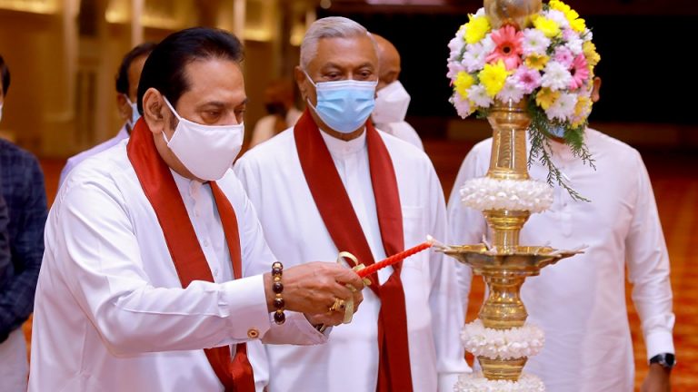 මේක දේශපාලනය කරන කාලයක් නෙමෙයි. රට ගැන හිතල හැමෝම වැඩ කළ යුතු වෙලාවක් – අගමැති
