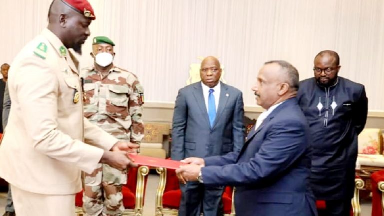 තානාපති කනනාදන් මැතිතුමා ගිනියාවේ දී සිය අක්තපත්‍ර පිළිගන්වයි