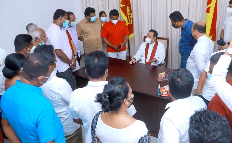 අගමැති කුරුණෑගල අග්‍රාමාත්‍ය සම්බන්ධීකරණ කාර්යාලයේ කටයුතු සොයා බලයි