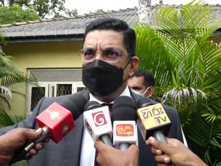 අවස්ථාව මඟනොහැර ප්‍රයෝජන ගන්න – සර්ව පාක්ෂික සමුළුවට එන්නැයි ආණ්ඩුවෙන් විපක්ෂයට යළි ඉල්ලීමක්! (VIDEO)