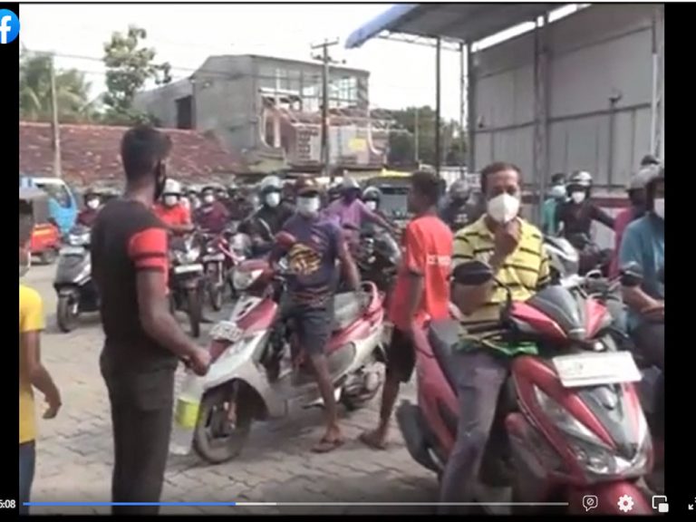 පෝලිම්වල අඩා වැළපෙන  අපේ මිනිස්සු! (VIDEO)