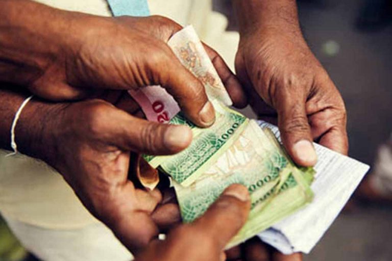 අල්ලස් ගත් යුධ හමුදා බුද්ධි අංශ නිලධාරීන් සිව්දෙනෙකු අත්අඩංගුවට
