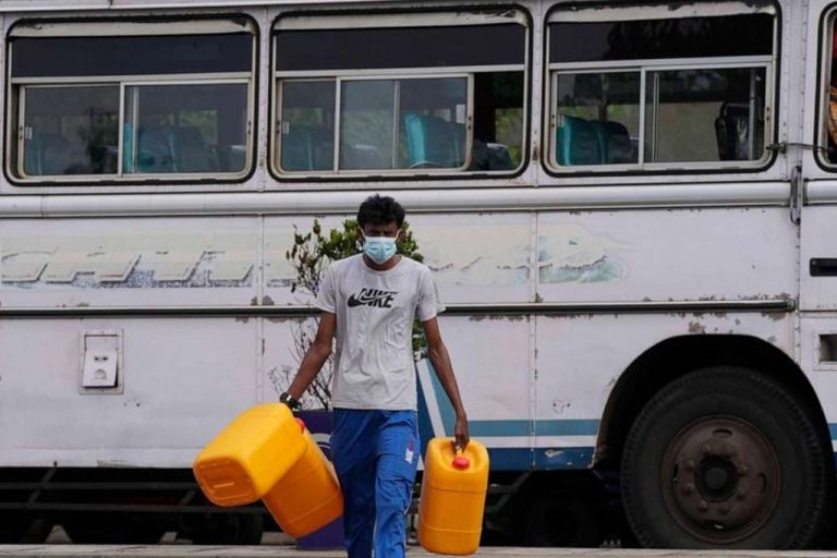 මාර්තු 22 පැමිණි ඩීසල් නැව තවමත් මුහුදේ – නැවට ගෙවන්න ඩොලර් නෑ !