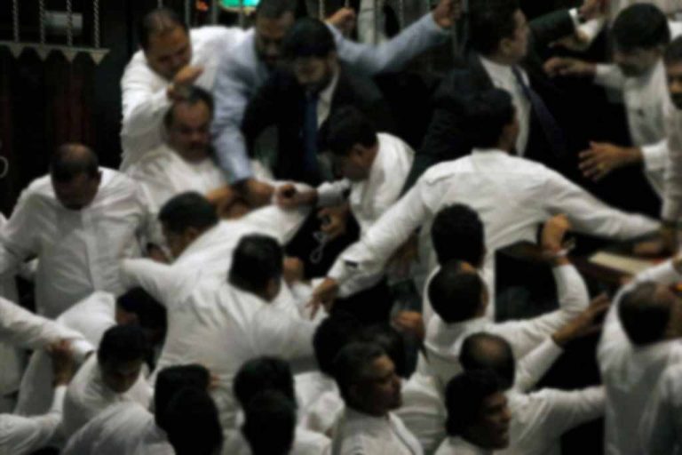 අදත් පාර්ලිමේන්තුවේ ගුටි කෙළියක් ??