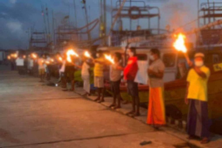 ගිනි අඟුරු ගොඩක් උඩ දේශපාලනය සහ මාධ්‍යකරණය : පරෙස්සමින් … !!