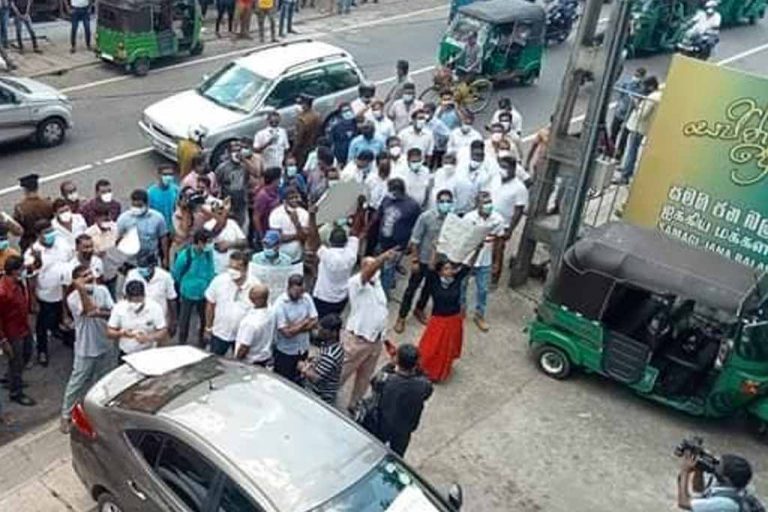 සජබ ප්‍රධාන කාර්යාලය ඉදිරිපිට පොහොට්ටු උද්ඝෝෂණයක් ! (VIDEO)