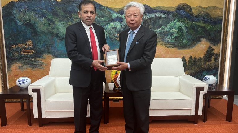 වත්මන් ආර්ථික අභියෝග සඳහා IMF උපදෙස් ලබා ගන්නා ලෙස AIIB සභාපති පවසයි!