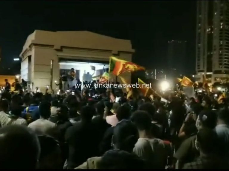 මධ්‍යම රාත්‍රී 12.00 පසුවන විට ගාලුමුවදොර විරෝධයේ නවතම තත්ත්වය! (VIDEO)