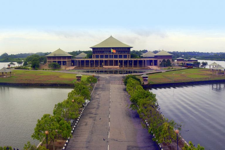 විරෝධතාකරුවන් පාර්ලිමේන්තුව වට කරයි – පොහොට්ටු මන්ත්‍රී පිරිසක් තීරණාත්මක සාකච්ඡාවක