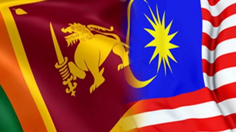 එයාර් චීෆ් මාර්ෂල් සුමංගල ඩයස් මැලේසියාවේ රජු වෙත අක්තපත්‍ර පිළිගන්වයි
