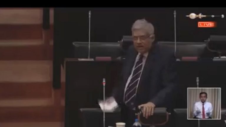 රුපියල සියයට 40 කින් අවප්‍රමාණය කරන්න මහබැංකුවට අවසර දුන්නේ කවුද? ඔවුන් සොයා දඬුවම් දෙන්න – රනිල්