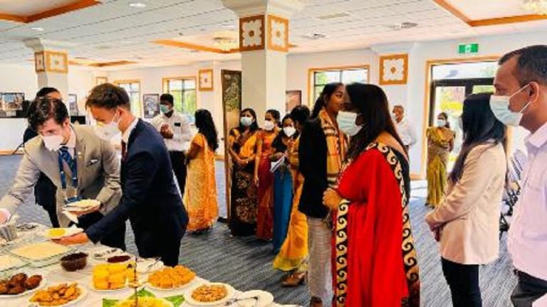 කොළඹ ක්‍රමයේ විද්වත්හු කැන්බරා හි පිහිටි ශ්‍රී ලංකා මහ කොමසාරිස් කාර්යාලයේ සංචාරයක නිරත වෙති