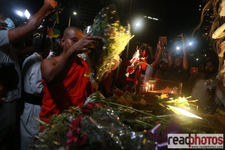 ගාලුමුවදොර විරෝධතා භූමියේ පාස්කු සැමරුම!(PHOTOS)