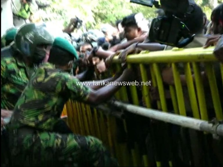 අගමැති මහින්දගේ විජේරාම මන්දිරය වැටලු අන්තරේ! (VIDEO)