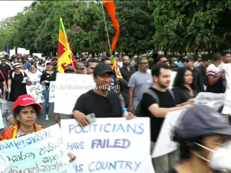 අරගලයට තවත් හැඩයක් – බල කඳවුර සොලවන ජන අරගල කලාකරුවෝ!(VIDEO)