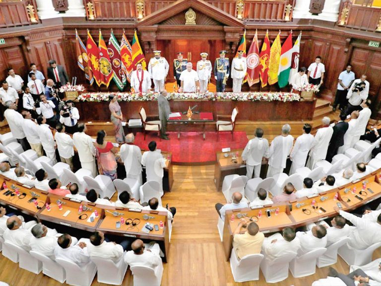 කැබිනට්ටුව ඉල්ලා අස්වීමට තීරණයක් ගනී  – හෙට ජනාධිපතිවරයා සමඟත් විශේෂ සාකච්ජාවක්