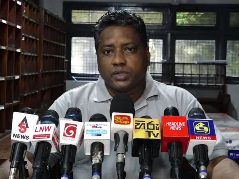 තැපැල් දෙපාර්තමේන්තුවේ වෘත්තීය සමිති 27ක 26000ක් සේවකයින් වර්ජනයේ! (VIDEO)
