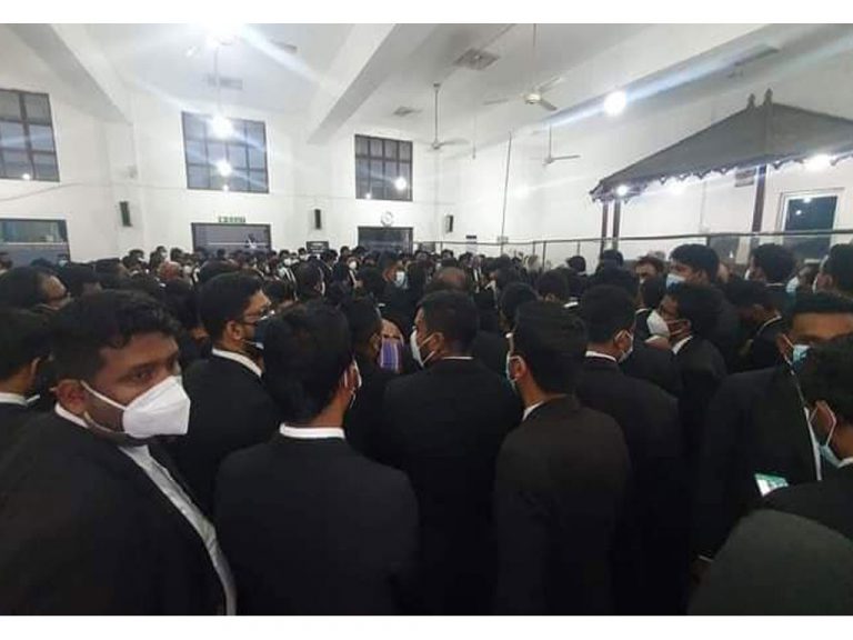 අතිවිශාල නීතිඥ සහයක් මැද අත්අඩංගුවටපත් මිරිහාන උද්ඝෝෂකයින් නිදහස්!