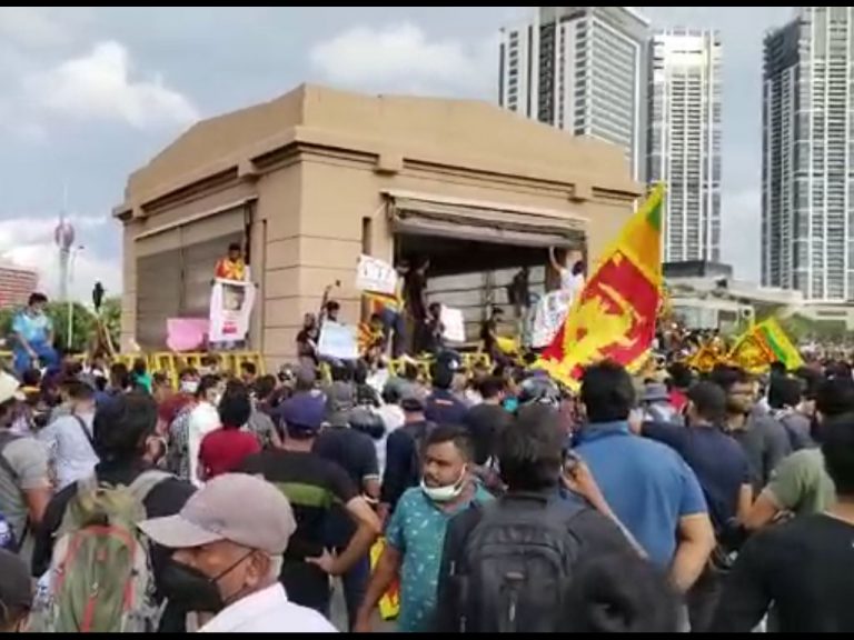 ජනාධිපති කාර්යාලය ඉදිරිපිටට මහා ජන ගඟක් – මහජන විරෝධය තවදුරටත් උණුසුම් (VIDEO)