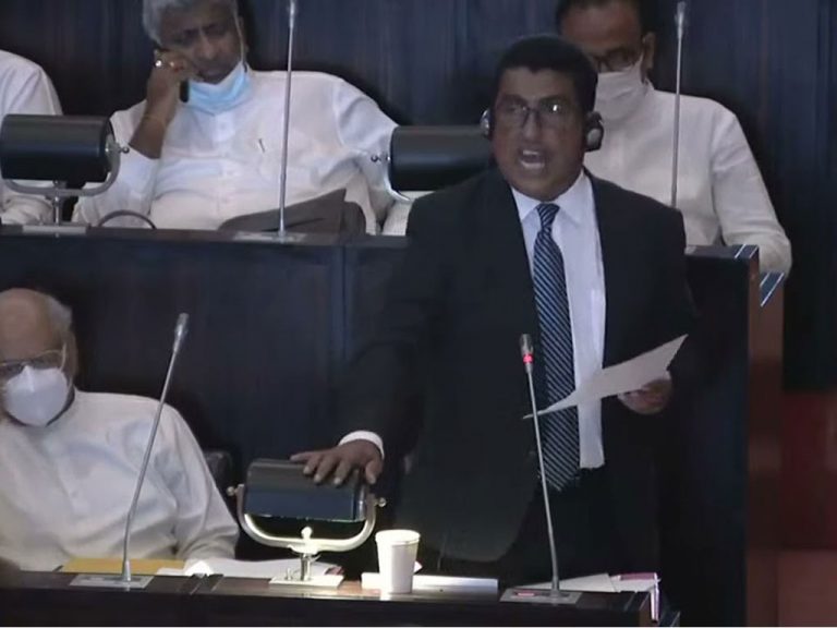 ඇමති ජොන්ස්ටන්ගේ කාර්යාලයක් වටලයි! (VIDEO)