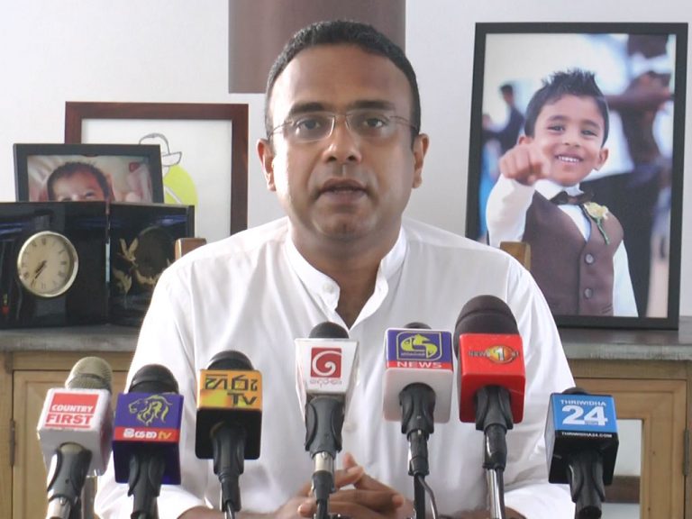 විමල්ගේ පැලැස්තර විසදුම් වැඩක් නැහැ.රාජපක්ෂලාට කියන්නේ හොරකම් කරපු සල්ලි දීලා රටින් යන්න – මනූෂ (VIDEO)