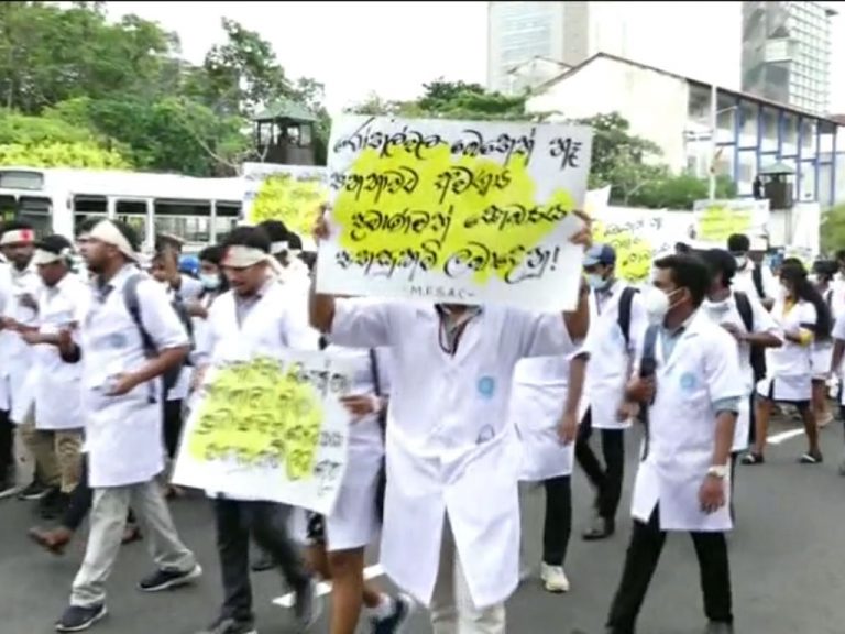 මයිනා ගෝ ගම පසුකරගෙන ගෝටා ගෝ ගමට යන වෛද්‍ය සිසුන්! (VIDEO)