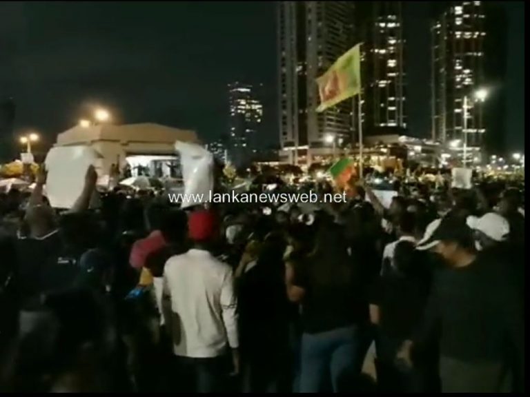 වැසි නොතකා ජන අරගලය ඉදිරියට – ගාලුමුවදොර එකම හිස් ගොඩක්!(VIDEO)