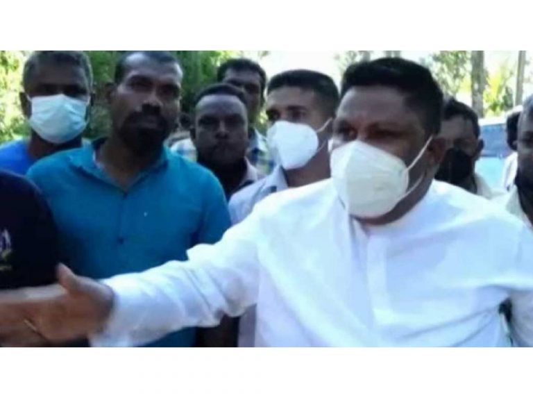 ඇමති එන රැස්වීමේ කලුකොඩි ඔසවයි ! ඇමති වෙනුවට ආ මන්ත්‍රී ආපසු හැරී යයි !