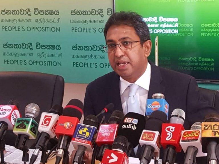 පොලීසිය ගහලා තියෙන්නෙ උද්ඝෝෂකයන්ට නෙවෙයි කවර් කරන්න ආපු මාධ්‍යවේදීන්ට – ඇටකටු කඩන එක අවම බලයද ? (Video)