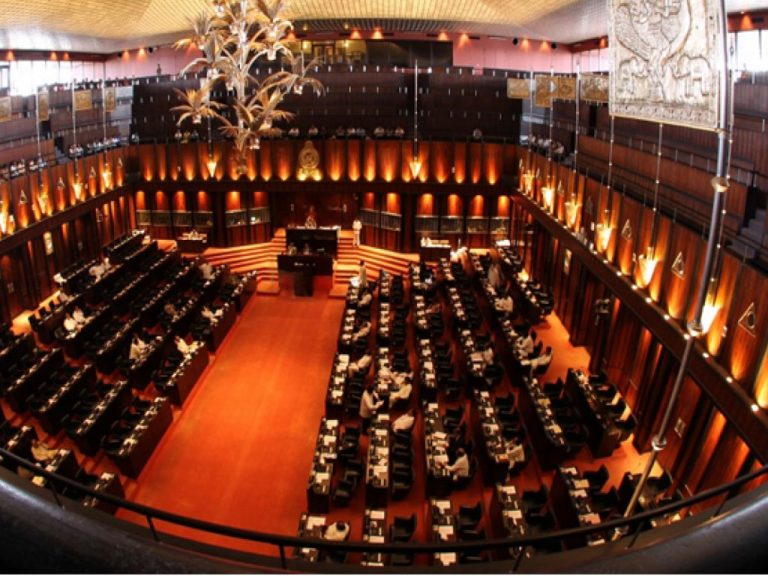 පාර්ලිමේන්තුව උණුසුම් – විපක්ෂය විරෝධතාවක!(VIDEO)