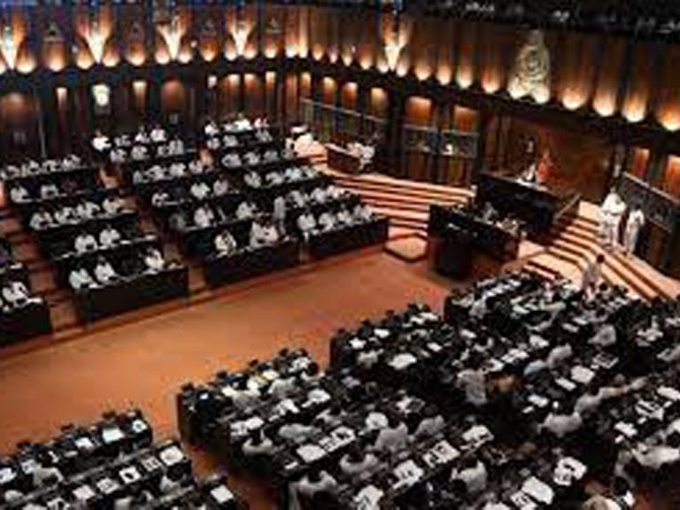 තීරණාත්මක පාර්ලිමේන්තු සතිය වෙනුවෙන් අද දේශපාලන පිටිය උණුසුම්