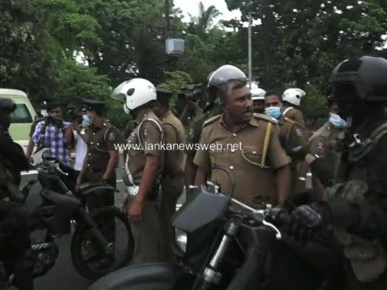 පාර්ලිමේන්තු පිවිසුම අසල උද්ඝෝෂණය අතරතුර පොලීසිය හා හමුදාව ගැටෙයි – සංස්කරණය නොකළ දර්ශන (VIDEO)