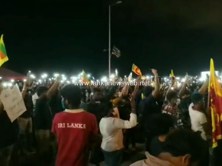 රඹුක්කන පොලිස් වෙඩි තැබීමට එරෙහිව ගෝල්ෆේස් හි නිහඬ විරෝධය! (VIDEO)
