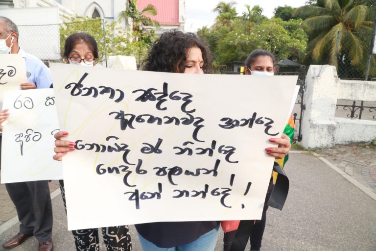 ආණ්ඩු විරෝධයෙන් උණුසුම් වන ලිප්ටන් වටරවුම! (PHOTOS)