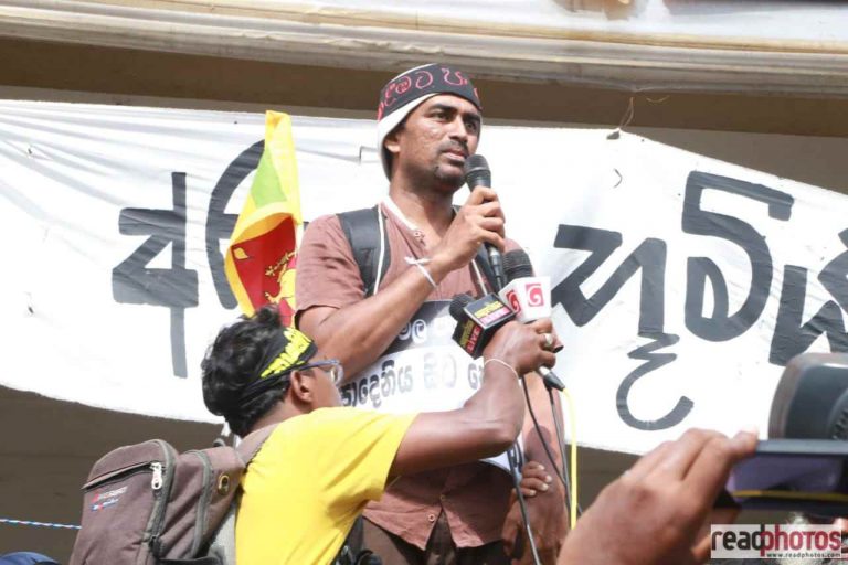 පාදෙණිය සිට පාගමනින් පැමිණි පාසල් ගුරුවරයාත් අද ගෝල්ෆේස් අරගල භූමියට! (PHOTOS)