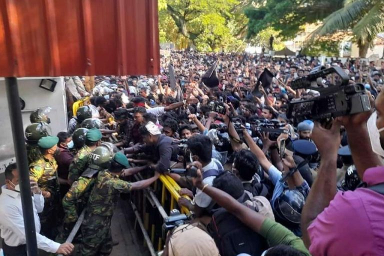 අන්තරේ පාගමන අගමැති මහින්දගේ විජේරාම නිවස වටළයි !!
