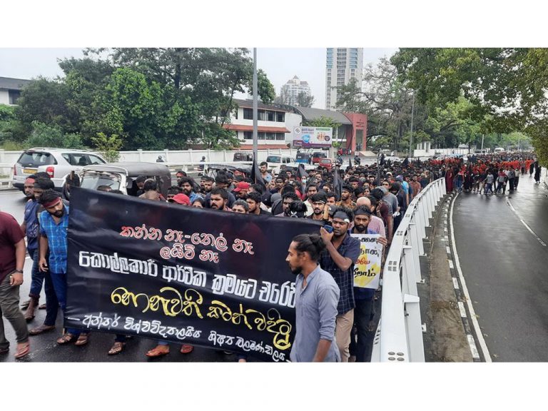 අන්තරේ පාගමන පාර්ලිමේන්තු පිවිසුම් මාර්ගය අසලට!(VIDEO)