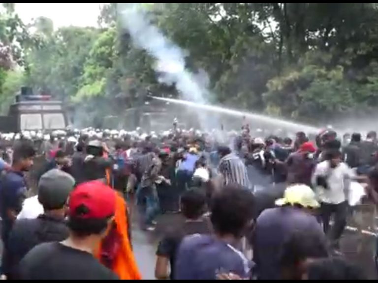 අන්තරේ විරෝධයට සුපුරුදු කඳුළු ගෑස් ප්‍රහාරය එල්ල වෙයි – සංස්කරණය නොකළ දර්ශන (VIDEO)