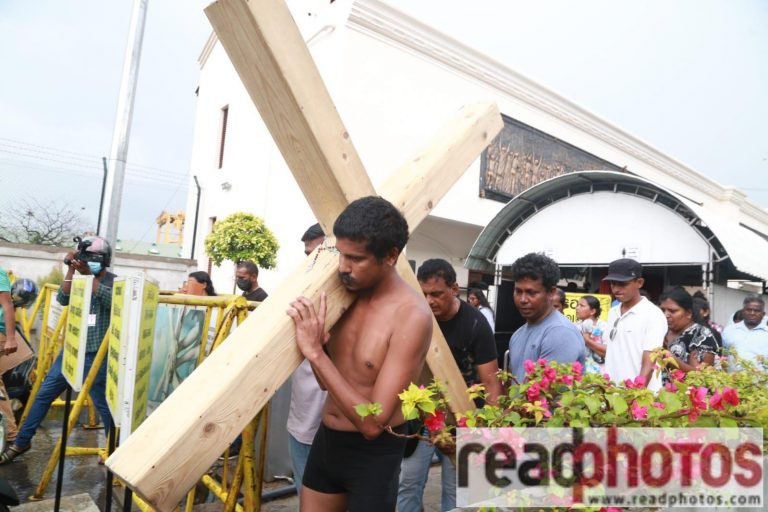රංගන ශිල්පී ජෙහාන් අප්පුහාමි කුරුසය කර තබාගෙන ගාලු මුවදොර අරගල භූමියට