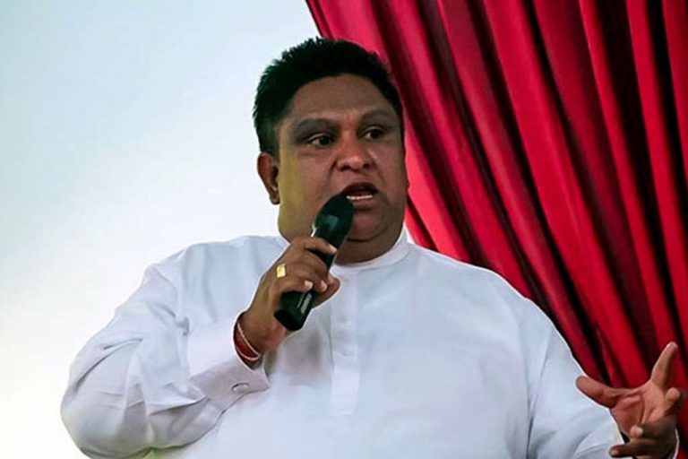 මට ඉංග්‍රීසිත් බෑ, ජාත්‍යන්තරයත් බෑ. මට පුළුවන්ද රට හදන්න ? – චාමර සම්පත් ගෙදර යයි (VIDEO)