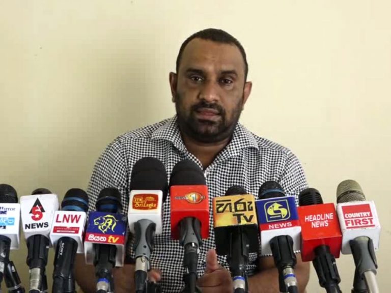 40 කණ්ඩායම කරන්නෙත් නාඩගමක්.ඔවුන්ටත් ඕනේ මොනවිදිහෙන් හරි රාජපක්ෂවරු ආරක්ෂා කරගන්න! (VIDEO)