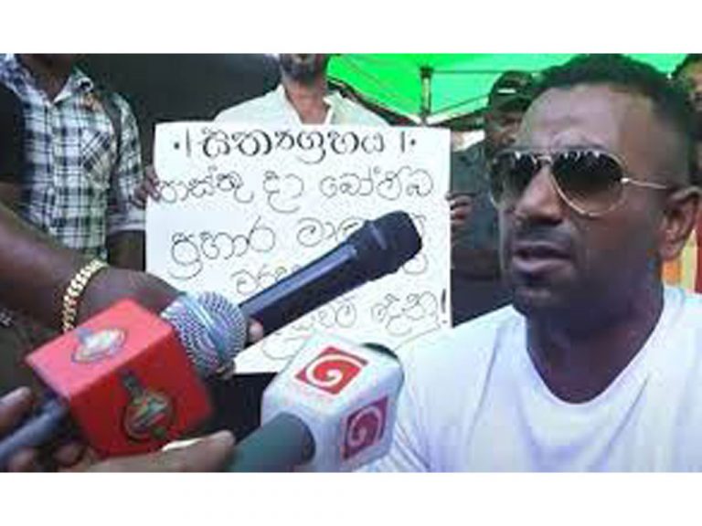 ගෝල්ෆේස් විරෝධතාව මැද ධමිම්ක ප්‍රසාද් සත්‍යග්‍රහයක් අරඹයි
