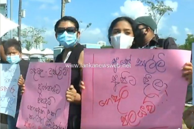 ආණ්ඩුව පලවාහරින්න දියතට එකතු වුණු කලාකරුවෝ! (VIDEO)