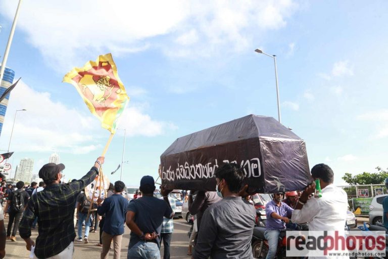 වයඹ විශ්ව විද්‍යාල ශිෂ්‍යයොත් විරෝධතා පෙළපාලියකින් ගෝල්ෆේස් අරගල භූමියට! (PHOTOS)